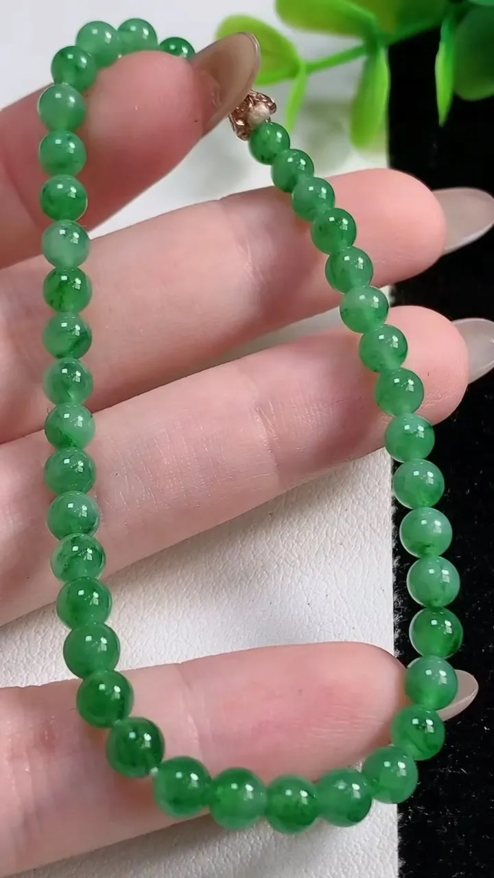 天然A货翡翠小米圆珠手串39颗，尺寸4.7，重量:7.87g11月10日
工厂直销收藏佳品,种好水足，色泽均匀，有种有色，上手高大气！