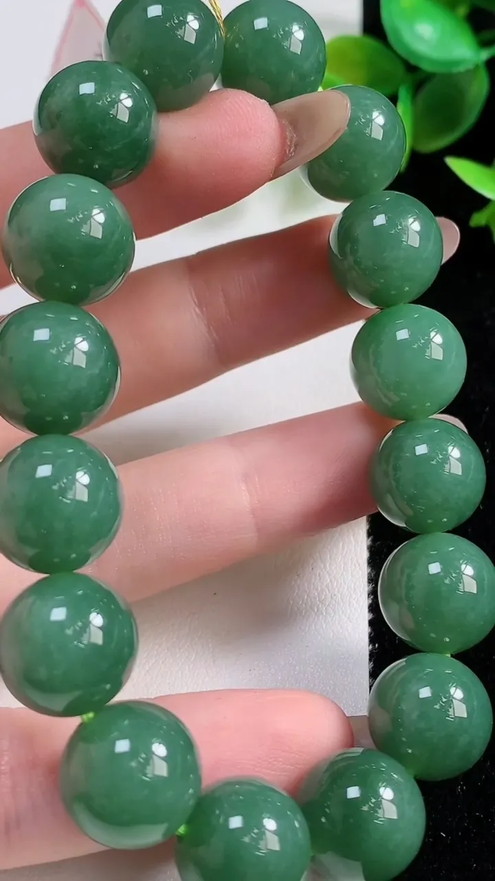 天然A货翡翠圆珠手串16颗，尺寸13，重量:58.28g11月10日
工厂直销收藏佳品,种好水足，色泽均匀，有种有色，上手高大气！