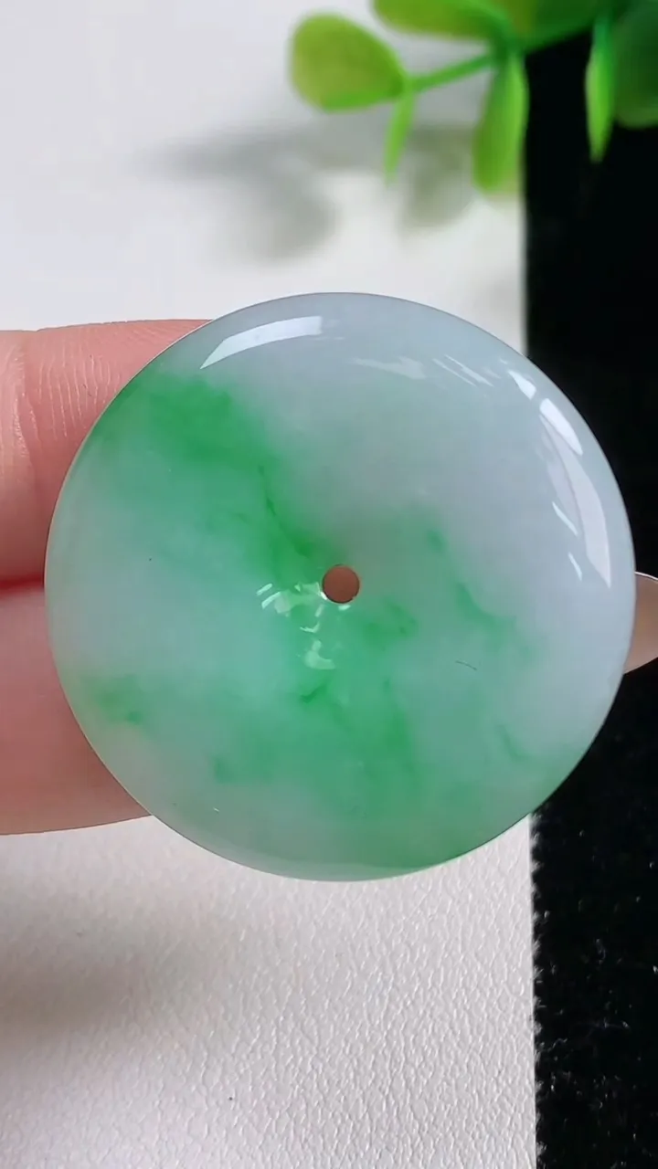 天然A货翡翠平安扣吊坠，尺寸33.5-6，重量:15.49g
11月10日