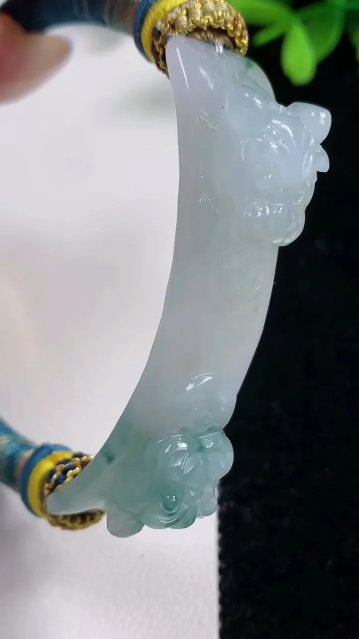 天然A货翡翠冰种飘花貔貅手牌 手绳，尺寸59-14-12，重量28.85g
11月10日