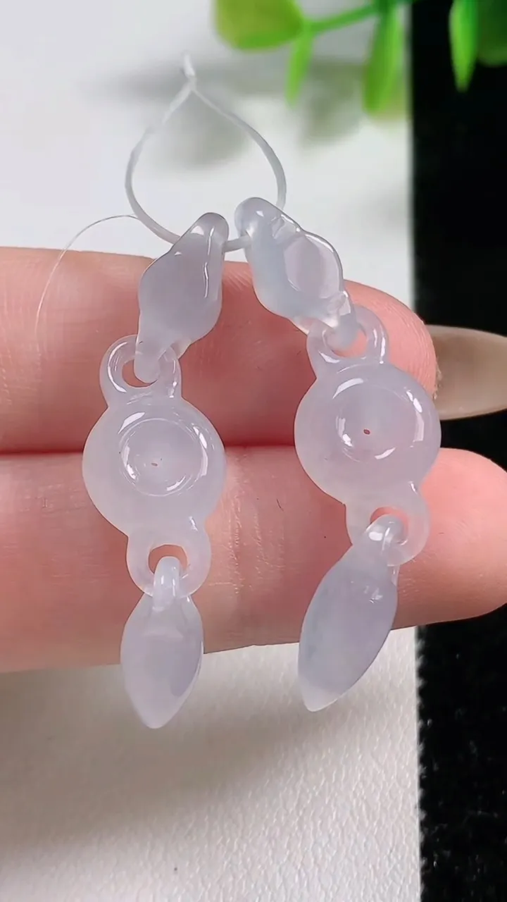 天然A货翡翠平安扣吊坠一对，尺寸31.2-10-5.4，重量:5.81g
11月10日