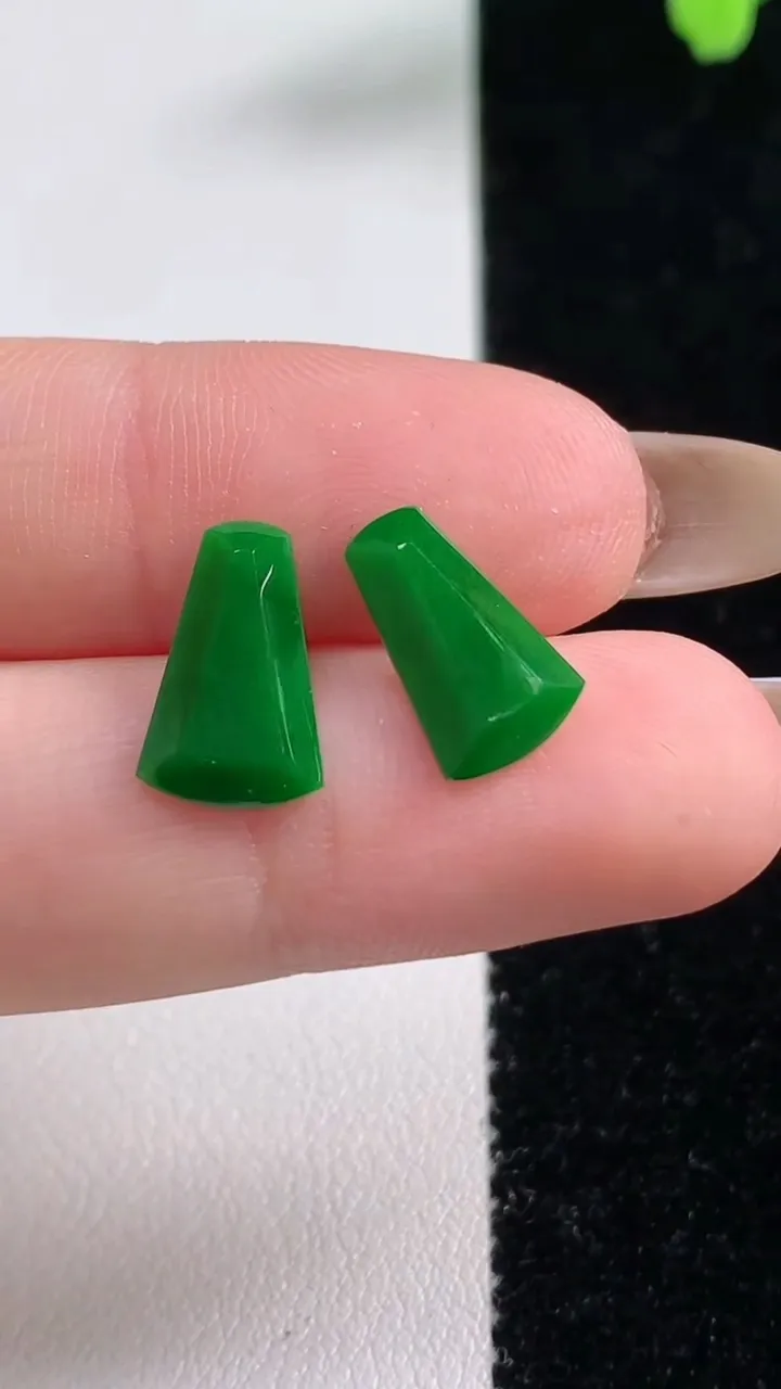 天然A货翡翠无事牌镶嵌件一对，尺寸12-7.6-2.2，重量:0.83g
11月10日