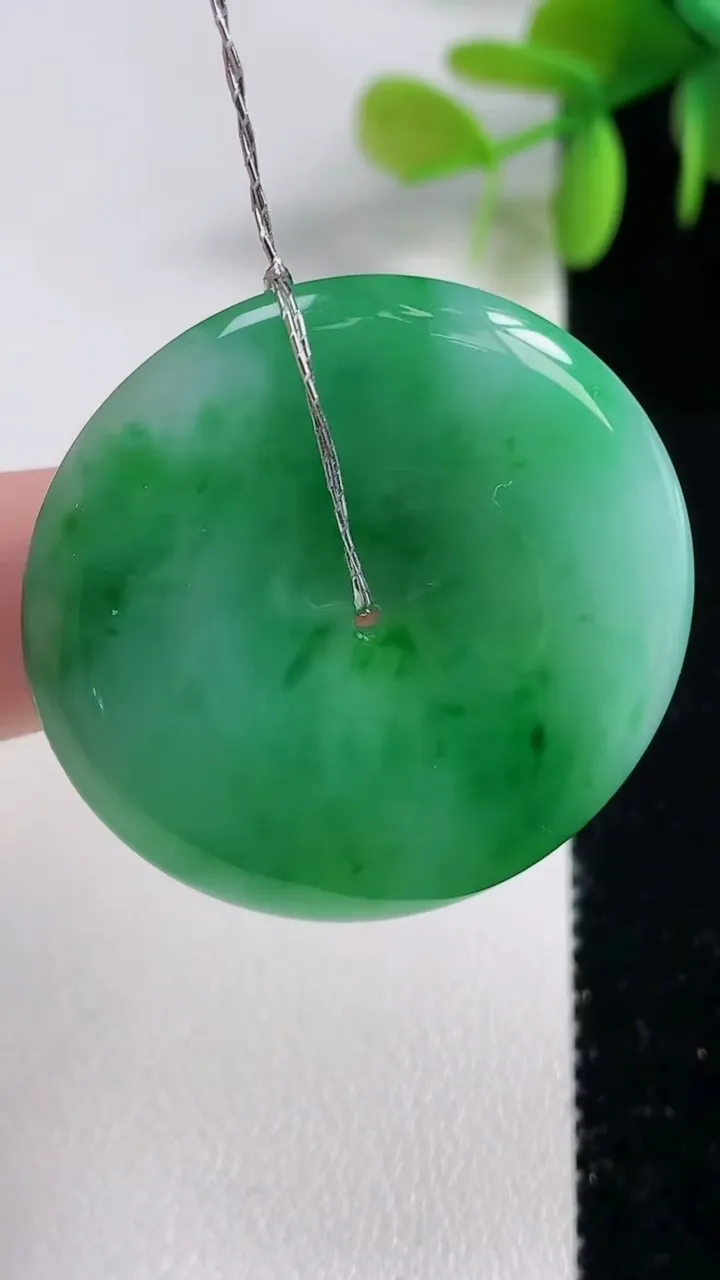 天然A货翡翠平安扣吊坠，尺寸34.4-6，重量:14.44g
11月10日