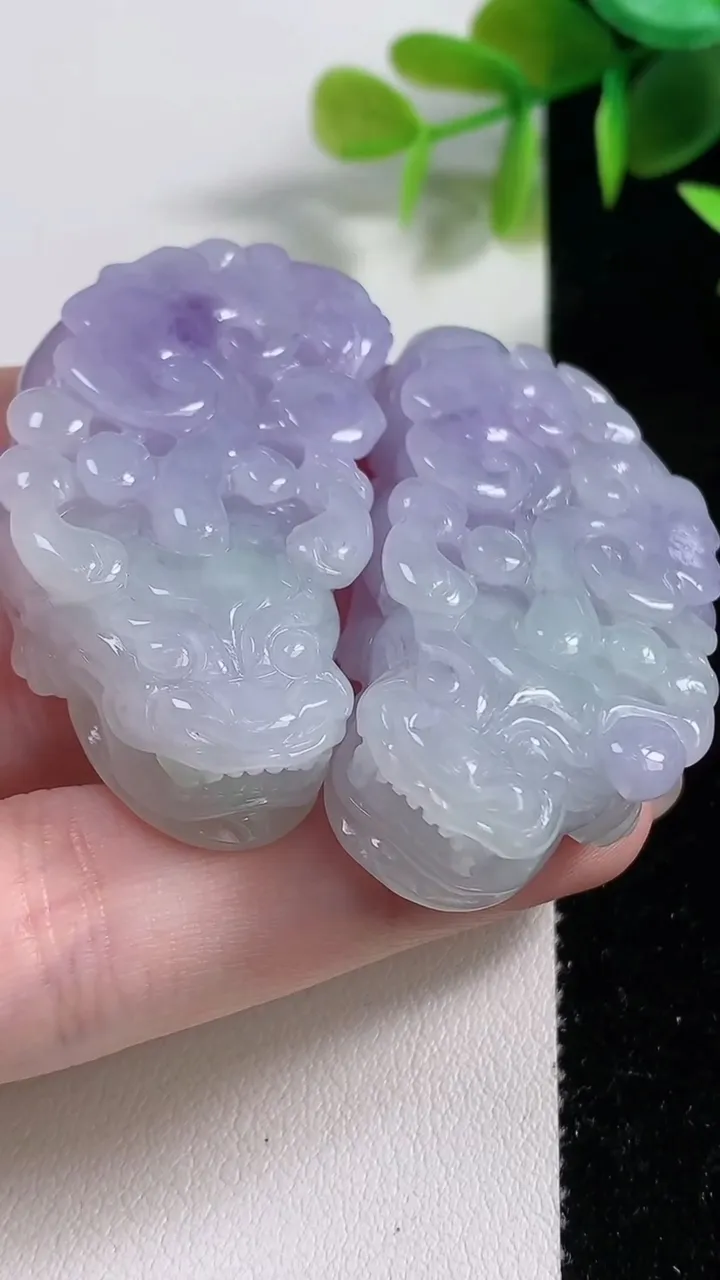 天然A货翡翠春带彩 紫罗兰貔貅吊坠一对，尺寸47.2-25.4-11，重量:59.34g
11月10日