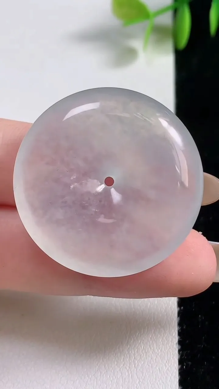 天然A货翡翠种飘花平安扣吊坠，尺寸33.7-6.4，重量:14.65g
11月10日