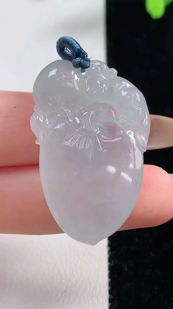 天然A货翡翠福瓜吊坠，尺寸36.5-20.3-7，重量:9.17g
11月10日