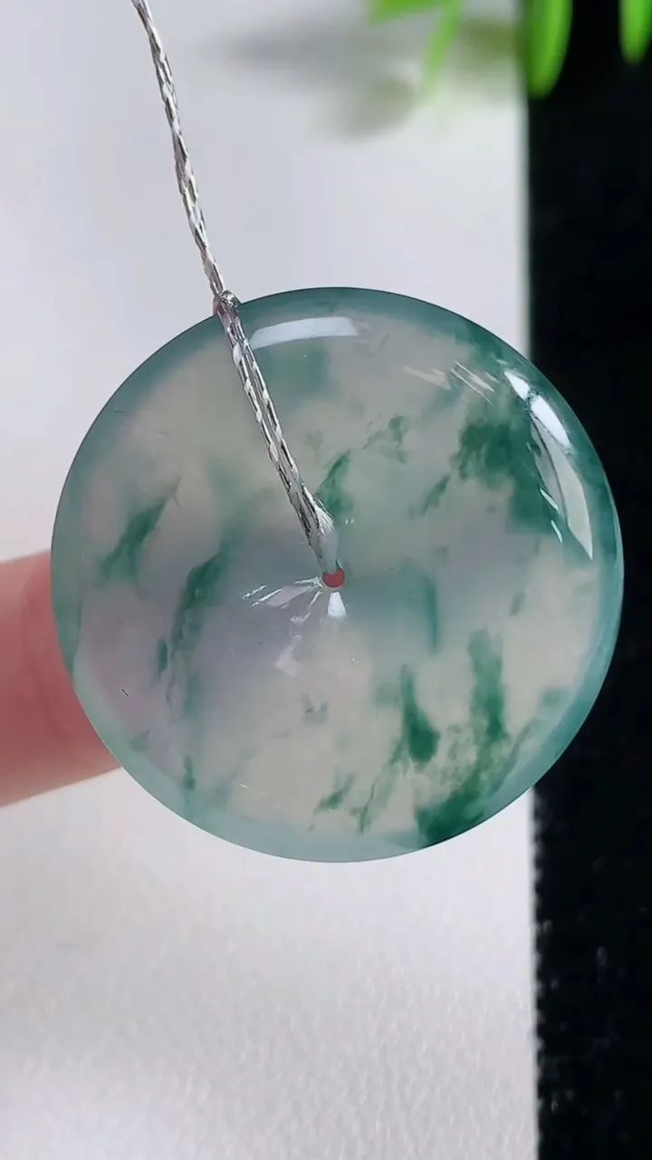 天然A货翡翠种飘花平安扣吊坠，尺寸29.4-5.7，重量:10.50g
11月10日