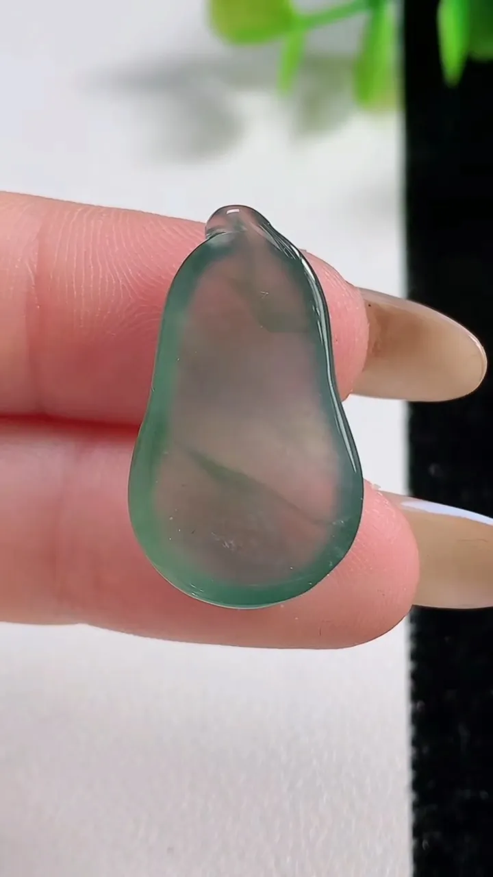 天然A货翡翠冰种飘花福瓜吊坠 镶嵌件，尺寸26-15-5.2，重量:3.81g
11月10日