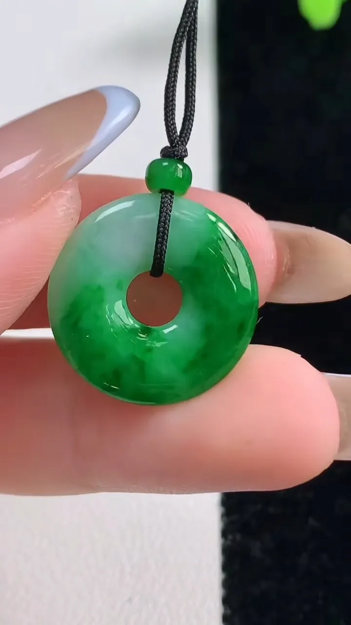 天然A货翡翠平安环吊坠，尺寸19-2.7，重量:2.13g
11月10日