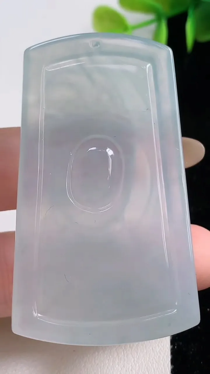 天然A货翡翠观音头吊坠，尺寸57.5-33.5-6.2，重量:25.69g
11月10日