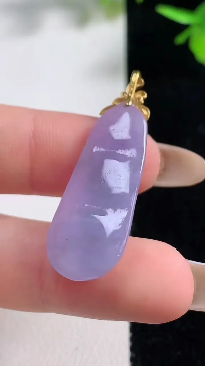 天然A货翡翠种紫罗兰福豆吊坠，尺寸31.7-12.7-6.5，重量:4.56g
11月10日