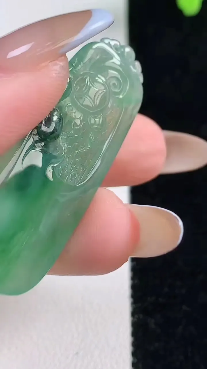 天然A货翡翠节节高升 竹节吊坠，尺寸43.2-16.6-4.6，重量:6.51g
11月10日