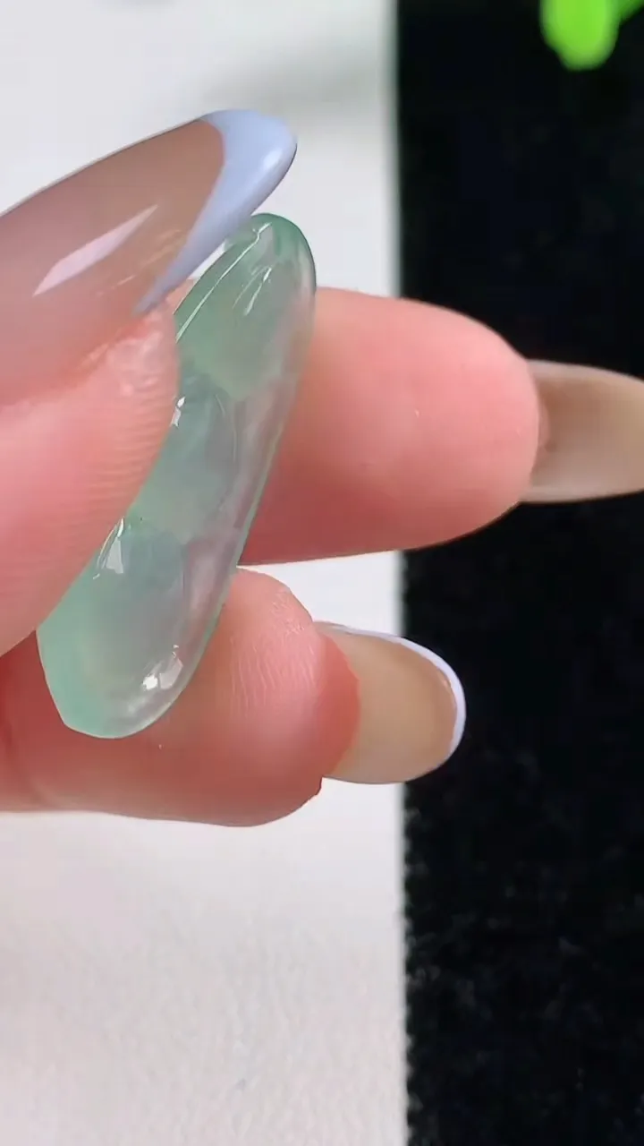 天然A货翡翠福豆吊坠，尺寸27.5-12.8-5.2，重量:2.76g
11月10日