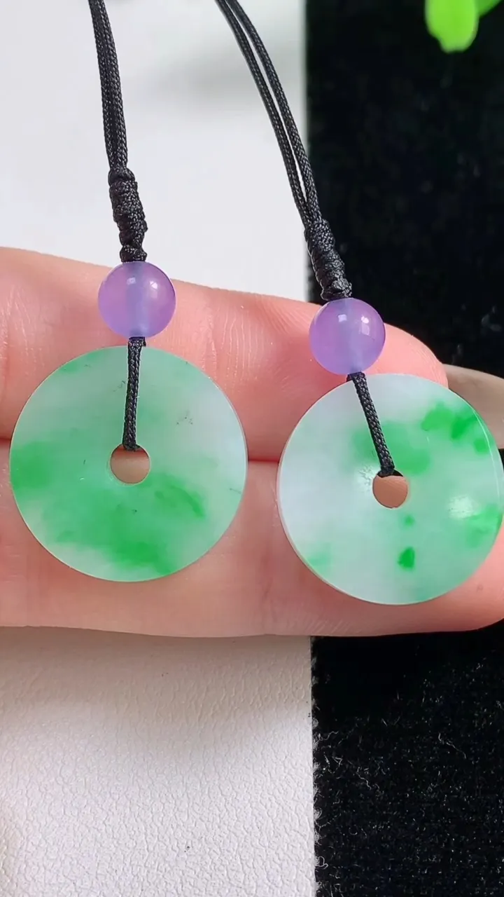 天然A货翡翠平安扣吊坠一对，尺寸19.2-2.8，重量:5.67g
11月10日