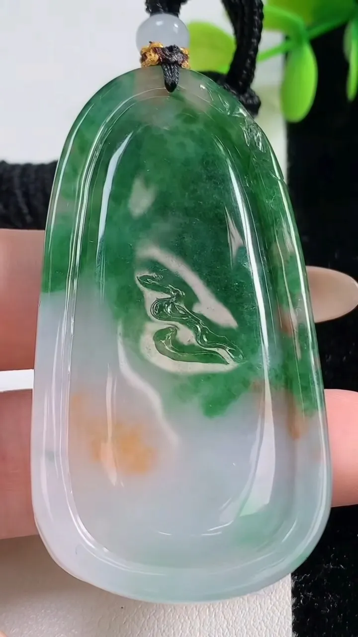 天然A货翡翠种双彩飘花不动明王吊坠，尺寸61.7-32.3-7.6，重量:33.16g
11月10日