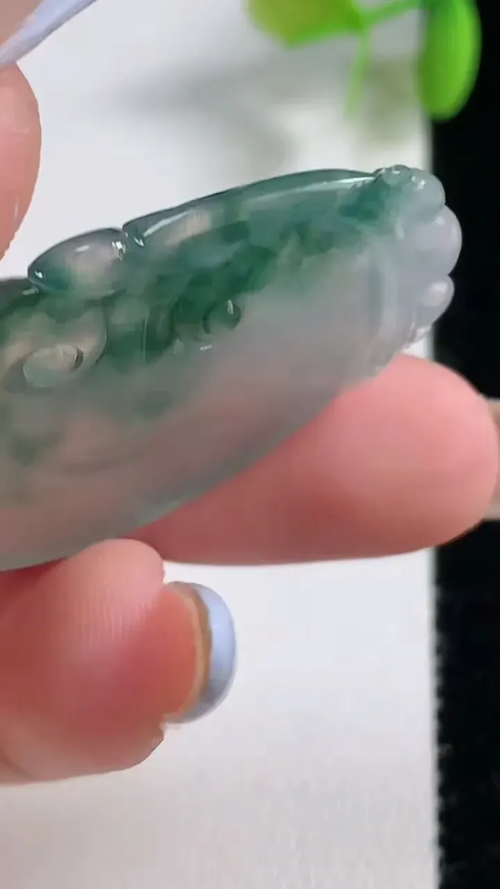 天然A货翡翠种飘花如意吊坠，尺寸37-21.8-5.4，重量:8.17g
11月10日