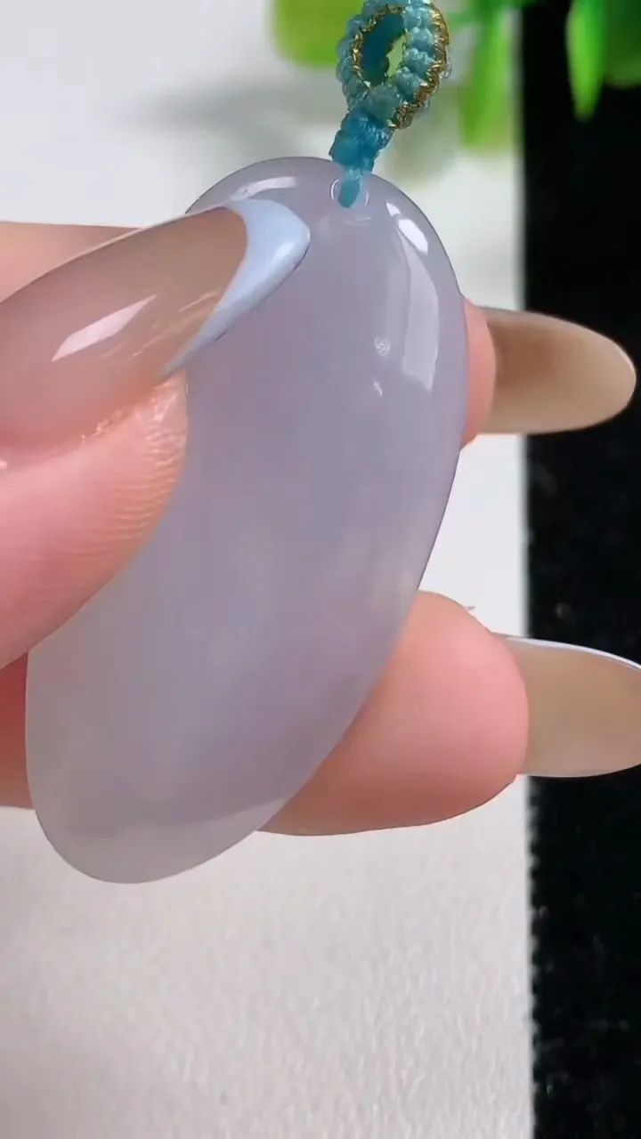 天然A货翡翠观音头吊坠，尺寸39.8-20-8.5，重量:12.04g
11月10日