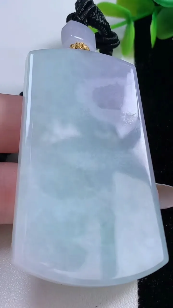 天然A货翡翠无事牌吊坠，尺寸64.4-38.8-7.5，重量:57.60g
11月10日