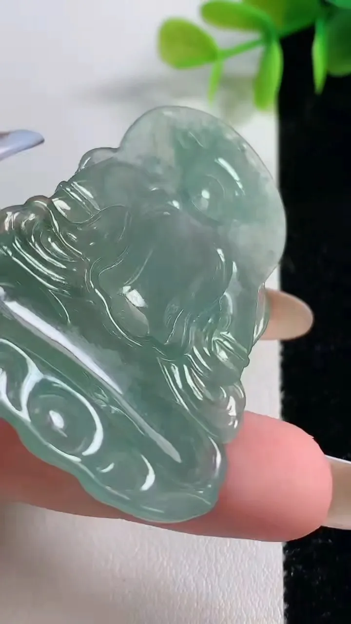 天然A货翡翠度母观音菩萨吊坠，尺寸57.7-37.8-5.5，重量:20.72g
11月10日