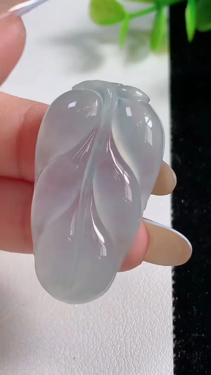 天然A货翡翠金枝玉叶 叶子吊坠，尺寸40-23-5.7，重量:9.54g
11月10日