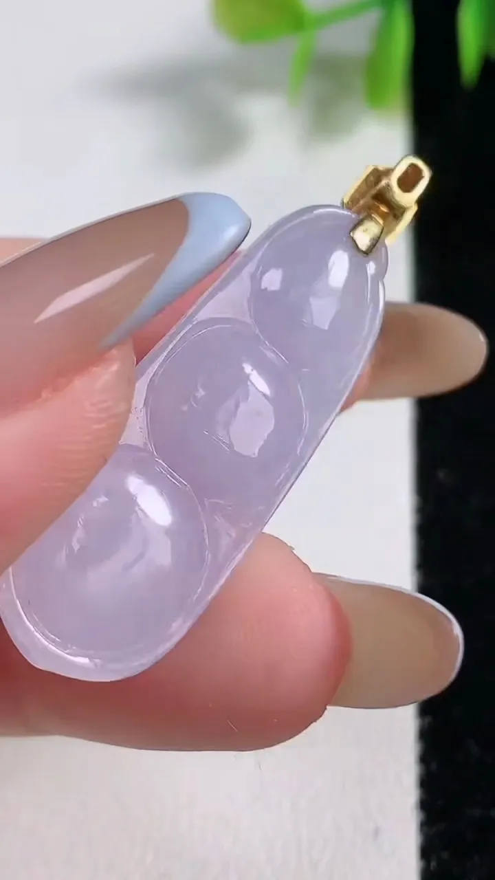 天然A货翡翠种紫罗兰福豆吊坠，尺寸37.6-12.7-11，重量:10.05g
11月10日