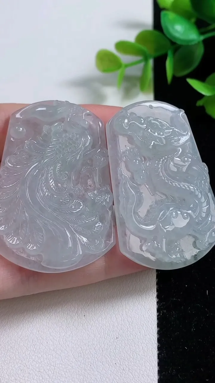 天然A货翡翠龙凤呈祥吊坠一对，尺寸47.7-32.4-5.7，重量:36.80g
11月10日