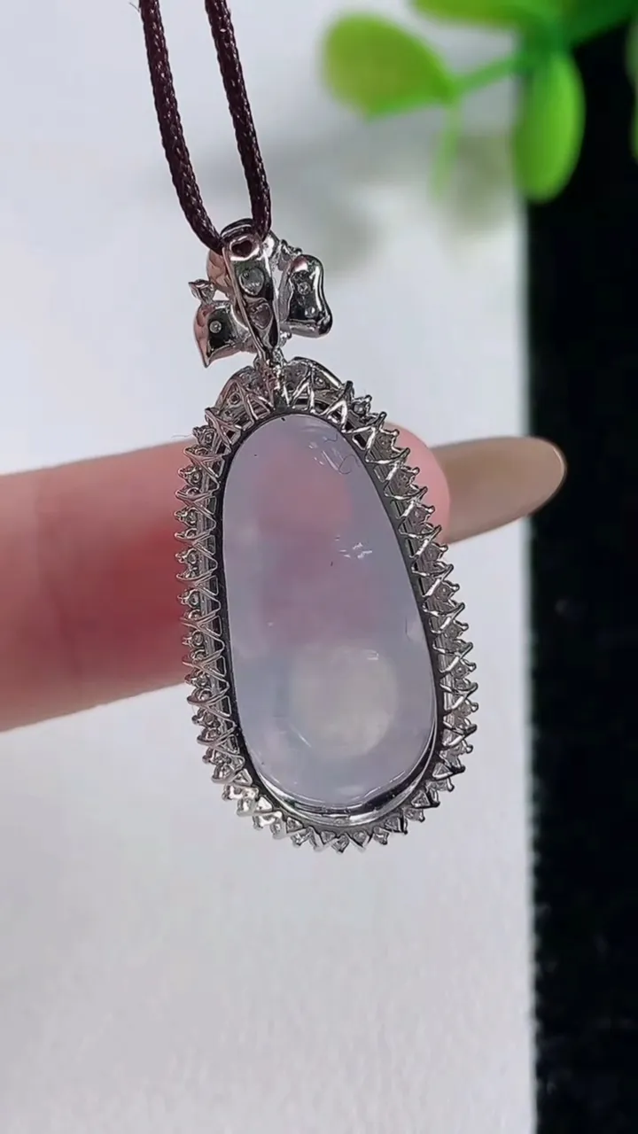 天然A货翡翠种白冰福豆吊坠，尺寸31.6-14.2-8.8裸石21-10.3，重量:3.57g
11月10日