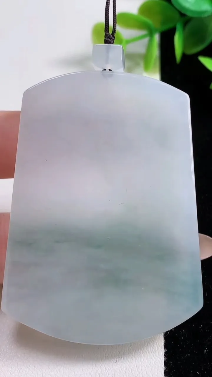 天然A货翡翠牌吊坠，尺寸61-44.3-4.5，重量:33.63g
11月10日