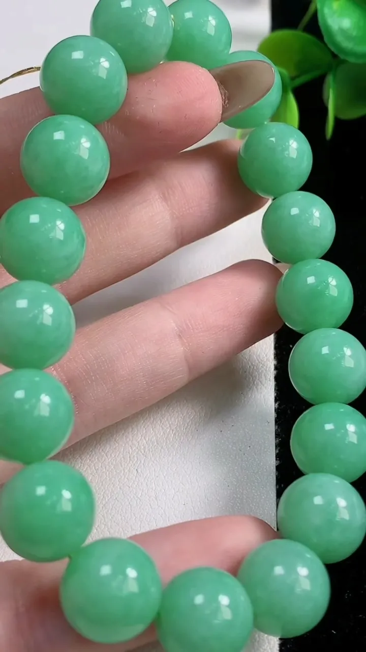 天然A货翡翠圆珠手串18颗，尺寸11.7，重量:51.50g11月10日
工厂直销收藏佳品,种好水足