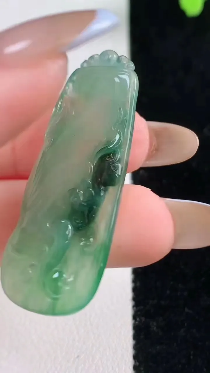 天然A货翡翠节节高升 竹节吊坠，尺寸43.2-16.6-4.6，重量:6.51g
11月10日