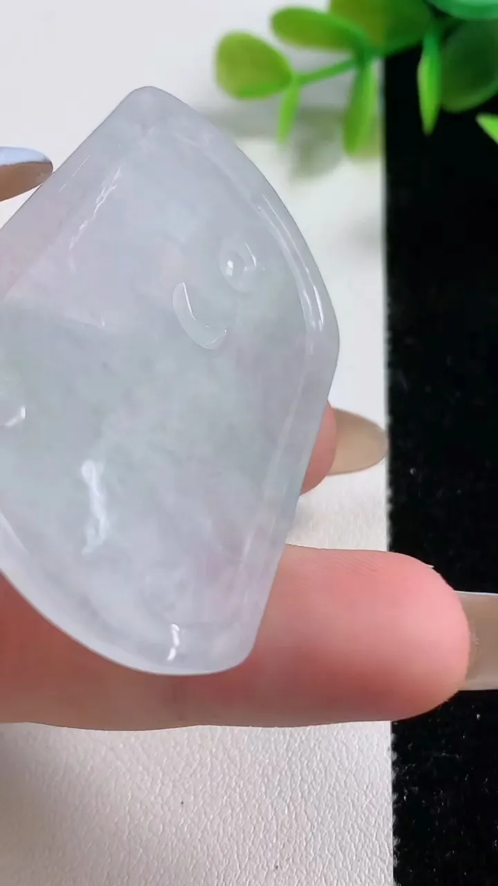 天然A货翡翠不动明王吊坠，尺寸54.8-36-5.4，重量:22.11g
11月10日