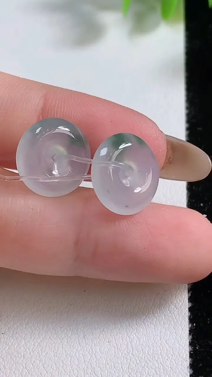 天然A货翡翠冰种飘花平安扣吊坠一对，尺寸13.4-4，重量:3.03g
11月10日