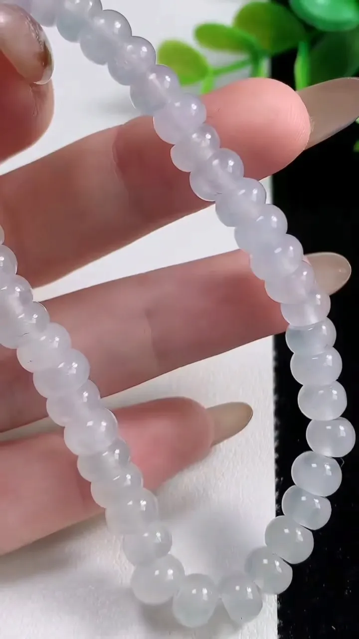 天然A货翡翠种白冰算盘珠手串45颗，尺寸6.8-3.7，重量:18.39g11月10日
工厂直销收藏佳品,种好水足，色泽均匀，有种有色，上手高大气！