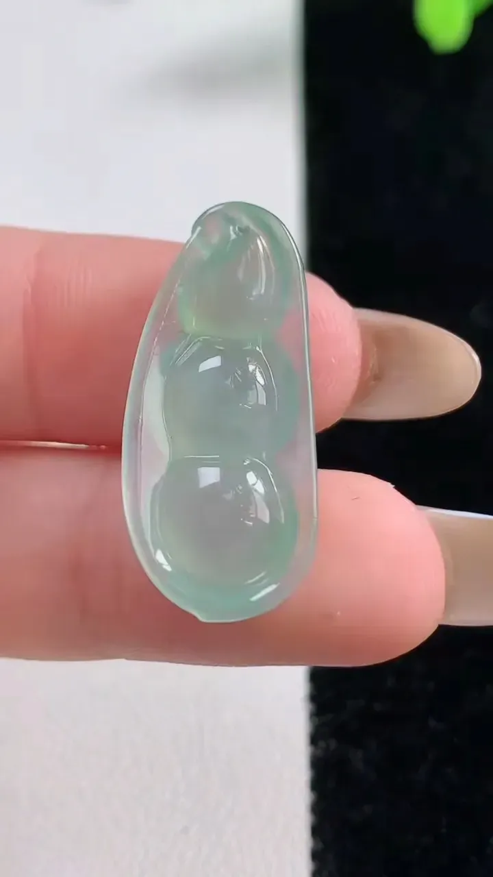 天然A货翡翠福豆吊坠，尺寸27.5-12.8-5.2，重量:2.76g
11月10日