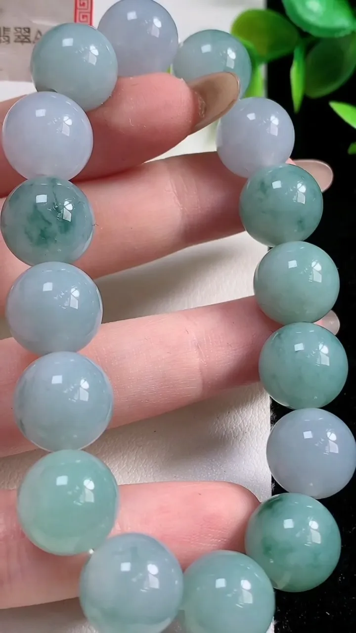 天然A货翡翠种飘花圆珠手串16颗，尺寸12.8，重量:57.80g11月10日
工厂直销收藏佳品,种好水足，色泽均匀，有种有色，上手高大气！