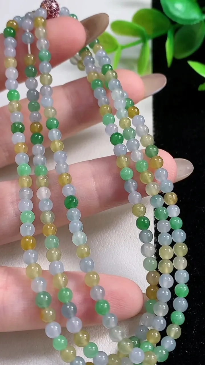天然A货翡翠冰种三彩小米圆珠项链201颗，尺寸3.6，重量:15.60g
11月10日