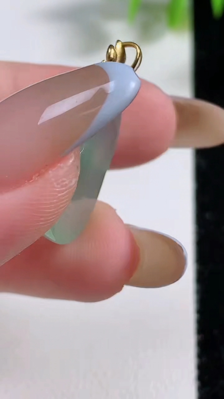 天然A货翡翠葫芦吊坠，尺寸21.2-13.6-5.8，重量:3.04g
11月10日