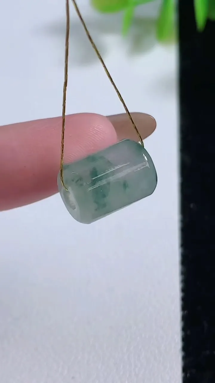 天然A货翡翠冰种飘花路路通吊坠，尺寸13-9.4，重量:2.71g
11月10日