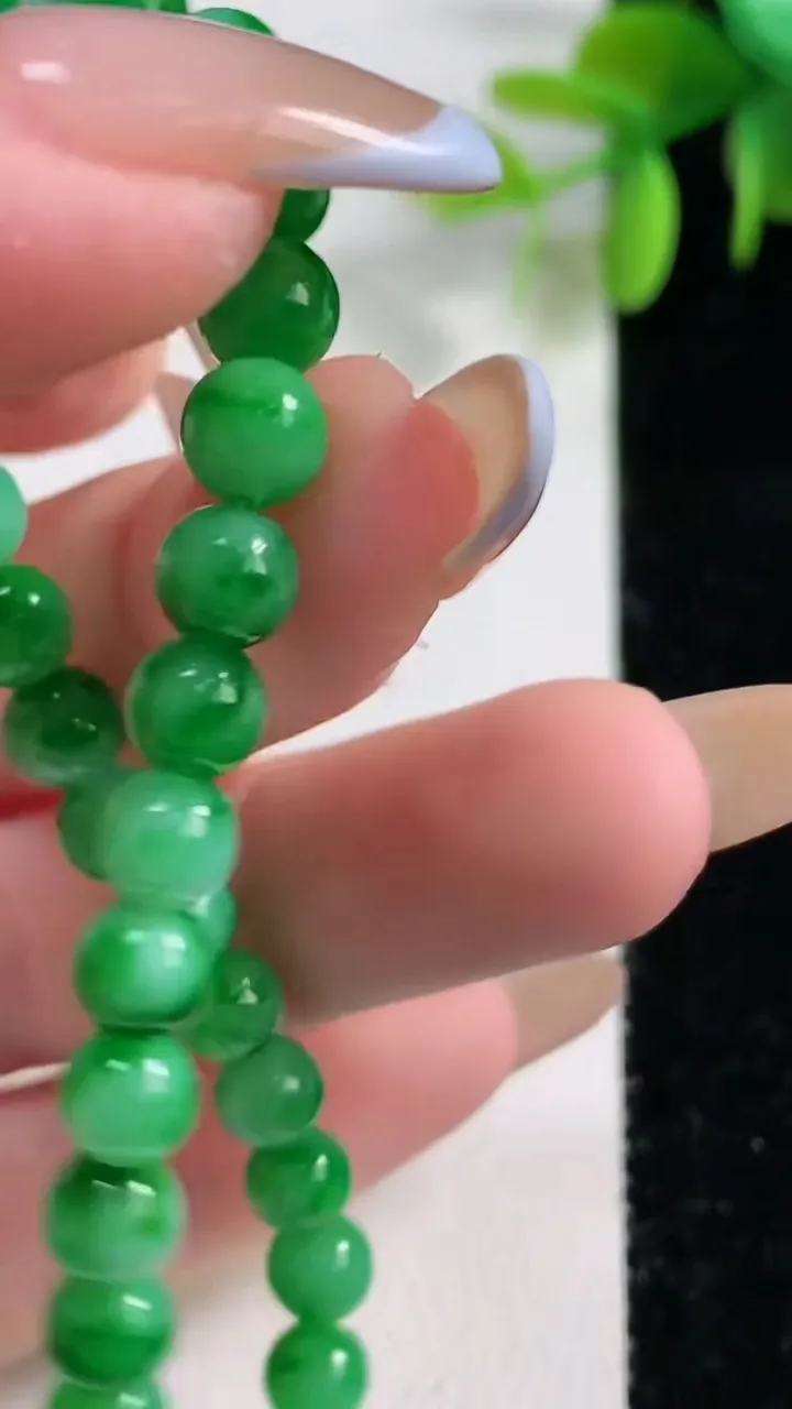 天然A货翡翠小米圆珠手串31颗，尺寸5.6，重量:10.00g11月10日
工厂直销收藏佳品,种好水足，色泽均匀，有种有色，上手高大气！