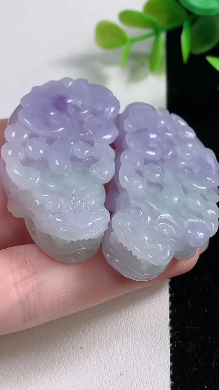 天然A货翡翠春带彩 紫罗兰貔貅吊坠一对，尺寸47.2-25.4-11，重量:59.34g
11月10