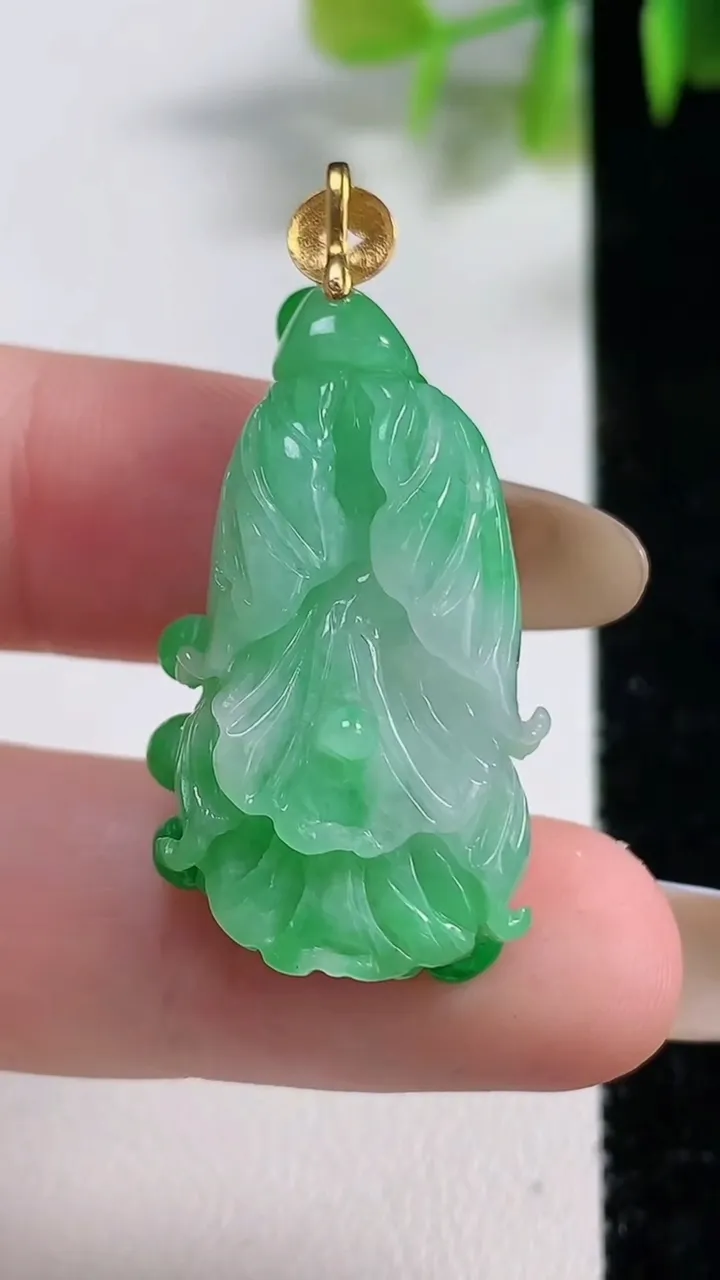 天然A货翡翠白菜吊坠，尺寸33.6-16.4-9.1，重量:8.85g
11月10日