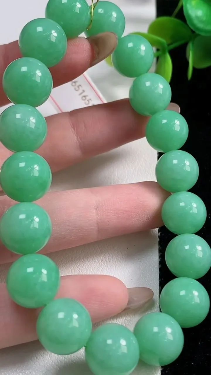 天然A货翡翠圆珠手串18颗，尺寸11.7，重量:51.50g11月10日
工厂直销收藏佳品,种好水足，色泽均匀，有种有色，上手高大气！