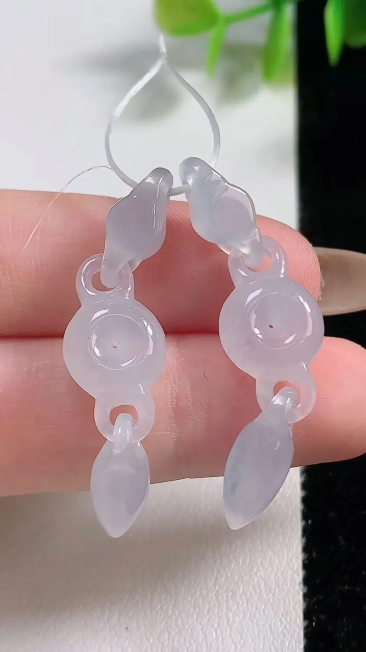 天然A货翡翠平安扣吊坠一对，尺寸31.2-10-5.4，重量:5.81g
11月10日