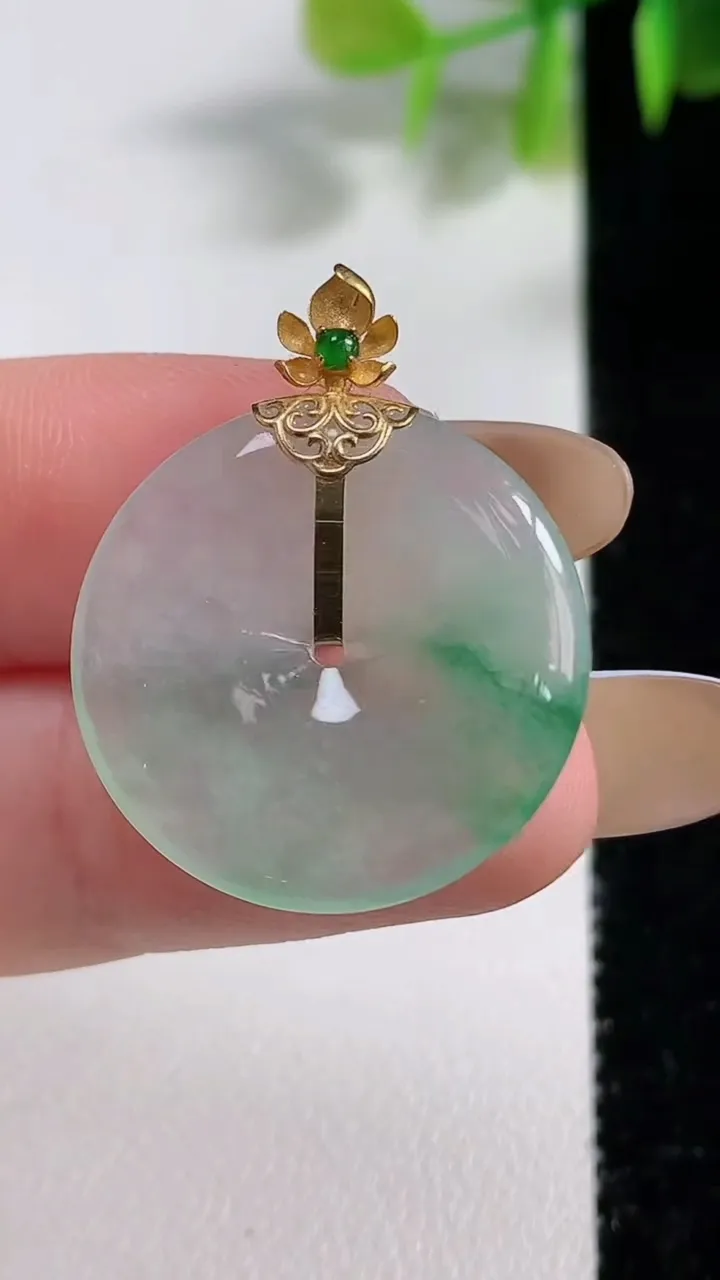 天然A货翡翠种飘花平安扣吊坠，尺寸22.8-3.5，重量:4.22g
11月10日