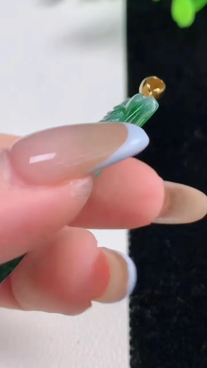 天然A货翡翠山水牌吊坠，尺寸44.2-19.4-5.8，重量:10.64g
11月10日