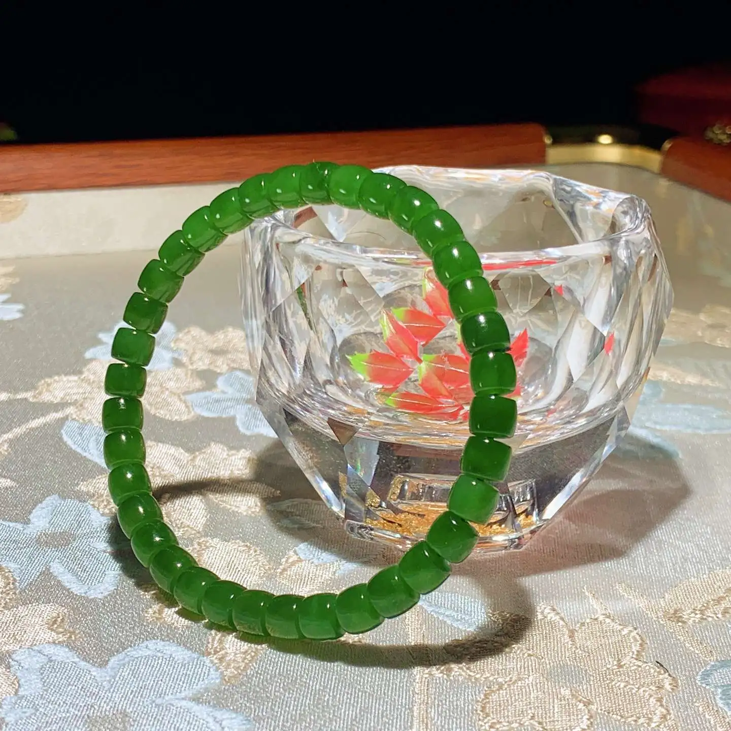 和田玉鲜阳绿俄罗斯碧玉直切老型珠手串 单颗尺寸5/6重13克。玉质细腻油润。手推出油。佩戴高端典雅。