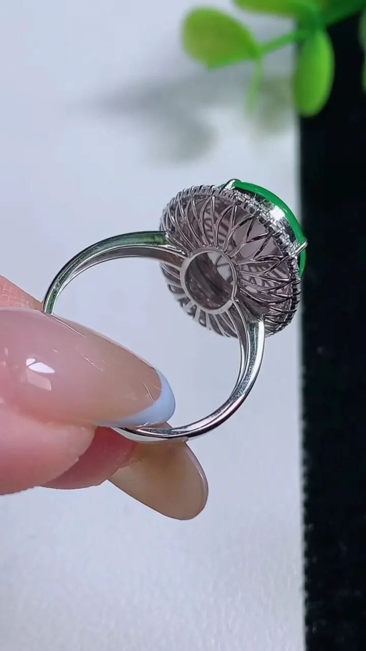 天然A货翡翠蛋面戒指，尺寸18-15.2-11.8-8.7，重量:4.54g2025年11月10日
工厂直销收藏佳品,种好水足，色泽均匀，有种有色，上手高大气！