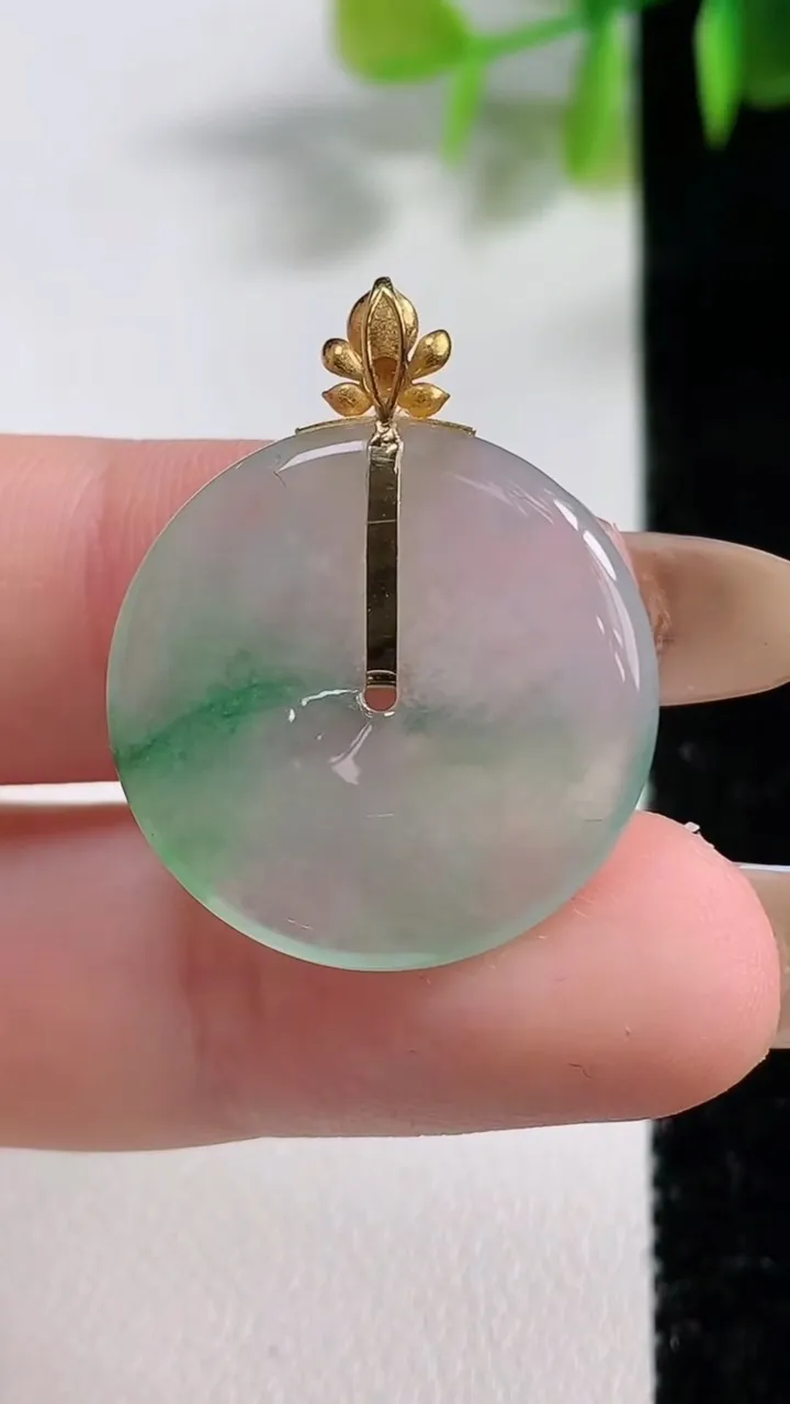 天然A货翡翠种飘花平安扣吊坠，尺寸22.8-3.5，重量:4.22g
11月10日