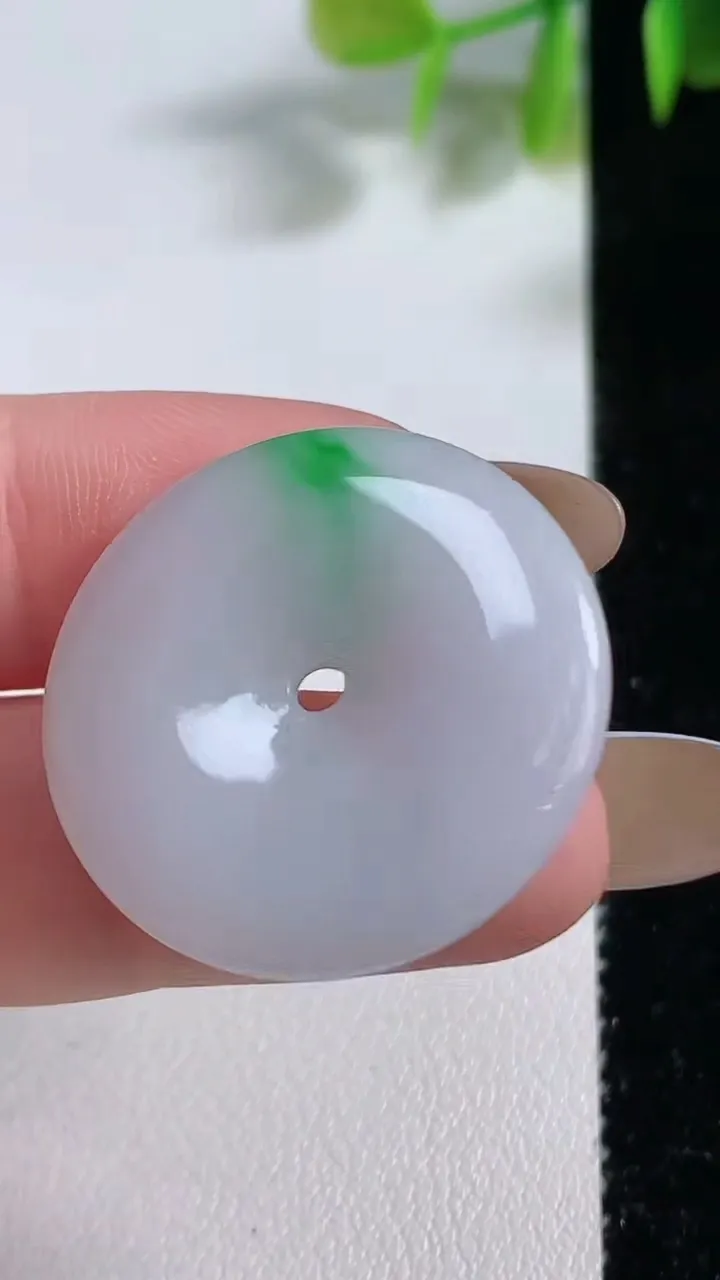 天然A货翡翠平安扣吊坠，尺寸27.4-3.9，重量:6.95g
11月10日