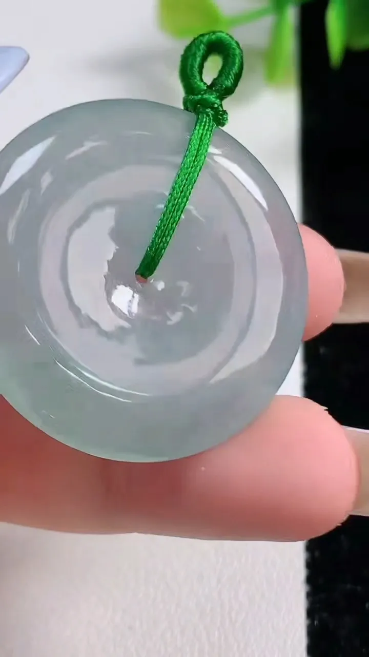 天然A货翡翠平安扣吊坠，尺寸33.6-5.6，重量:13.50g
11月10日